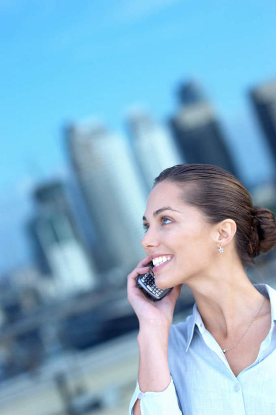 西方人,一个人,商务人士,商务女性,高楼大厦,站,笑,打电话,微笑,露齿笑,竖图,室外,白天,正面,大厦,建筑,摩天大楼,电话,手机,欧洲,欧洲人,仅一个年轻女性,仅一个女性,仅一个人,握,套装,朦胧,模糊,拿,听,拿着,注视,通讯设备,蓝色,蓝天,天空,天,观察,看,站着,握着,晴朗,观看,察看,关注,商务装,工薪阶层,万里无云,交流,年轻女性,女人,女性,白种人,白领,上班族,晴空,晴空万里,沟通,通话,站立,半身,彩图,大楼,高层建筑,高楼,摩天楼