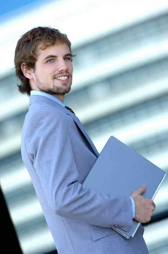 西方人,一个人,商务人士,商务男性,高楼大厦,站,笑,微笑,露齿笑,竖图,室外,白天,侧面,衬衫,办公楼,大厦,建筑,摩天大楼,写字楼,欧洲,欧洲人,仅一个男性,仅一个人,握,套装,朦胧,模糊,拿,拿着,扭头,注视,仅一个年轻男性,楼宇,观察,看,站着,转头,商务楼,握着,观看,察看,关注,商务装,文件架,工薪阶层,资料架,文件框,文件座,资料档,资料座,男人,男性,年轻男性,白种人,白领,上班族,站立,半身,彩图,衬衣,大楼,高层建筑,高楼,摩天楼