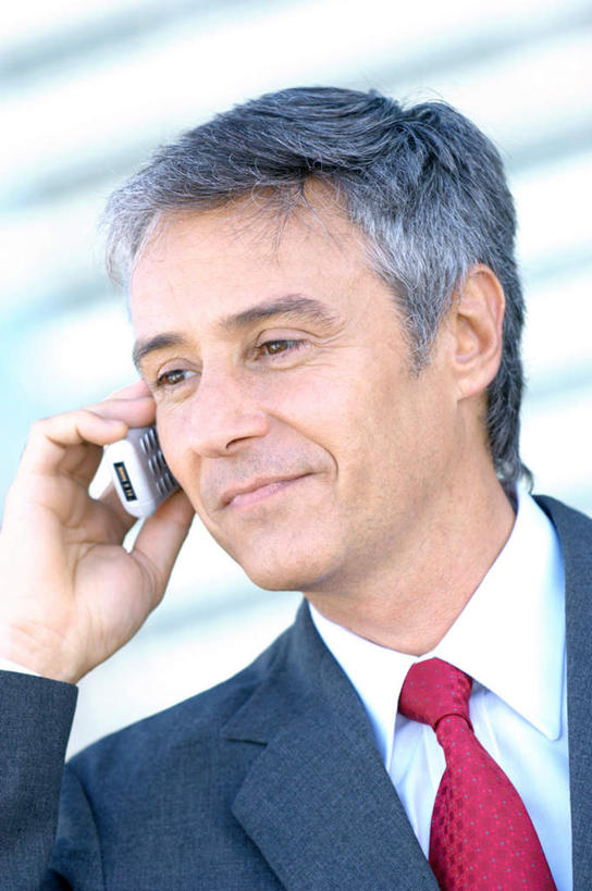 西方人,脸,头,脸颊,手,一个人,商务人士,商务男性,站,打电话,竖图,室内,特写,白天,正面,衬衫,窗户,电话,手机,欧洲,欧洲人,仅一个男性,仅一个人,仅一个中年男性,握,套装,朦胧,模糊,墙,拿,听,拿着,注视,通讯设备,肩膀,玻璃窗,墙壁,墙面,白色,观察,看,站着,手部,握着,观看,单手,察看,关注,商务装,工薪阶层,交流,男人,男性,中年男性,白种人,头部,脸部,脸蛋,面部,白领,上班族,沟通,通话,站立,半身,彩图,衬衣