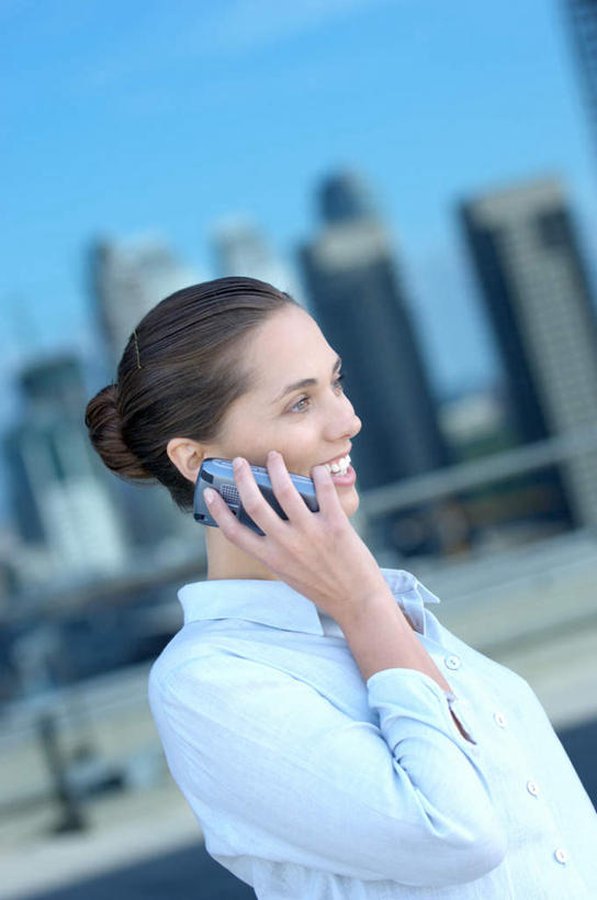 西方人,一个人,商务人士,商务女性,高楼大厦,站,笑,打电话,微笑,露齿笑,竖图,室外,白天,侧面,大厦,建筑,摩天大楼,电话,手机,欧洲,欧洲人,仅一个年轻女性,仅一个女性,仅一个人,握,套装,朦胧,模糊,拿,听,拿着,注视,通讯设备,蓝色,蓝天,天空,天,观察,看,站着,握着,晴朗,观看,察看,关注,商务装,工薪阶层,万里无云,交流,年轻女性,女人,女性,白种人,白领,上班族,晴空,晴空万里,沟通,通话,站立,半身,彩图,大楼,高层建筑,高楼,摩天楼
