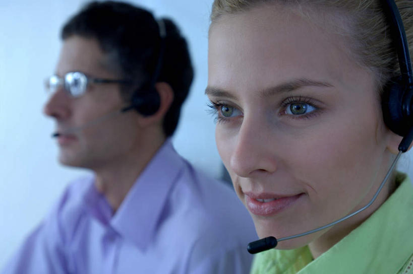 西方人,脸,头,脸颊,两个人,伙伴,朋友,商务人士,商务男性,商务女性,坐,笑,微笑,横图,室内,特写,白天,正面,衬衫,通讯,友谊,合作,团队,客服,欧洲,欧洲人,套装,朦胧,模糊,信息,眼镜,墙,话务员,扭头,注视,肩膀,墙壁,墙面,蓝色,耳机,耳麦,话筒,观察,看,转头,战略,服务,通信,观看,协调,察看,麦克风,头戴式耳麦,关注,销售,商务装,近视眼镜,工薪阶层,客服人员,电话销售,联合,合谋,接待员,配合,协作,男人,男性,年轻男性,年轻女性,女人,女性,白种人,头部,脸部,脸蛋,面部,白领,接线员,上班族,坐着,半身,彩图,衬衣,头戴式耳机