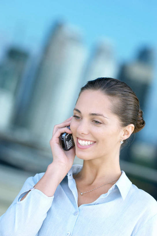 西方人,脸,头,脸颊,手,一个人,商务人士,商务女性,高楼大厦,站,笑,打电话,微笑,露齿笑,竖图,室外,特写,白天,侧面,大厦,建筑,摩天大楼,电话,手机,欧洲,欧洲人,仅一个年轻女性,仅一个女性,仅一个人,握,套装,朦胧,模糊,拿,听,拿着,注视,通讯设备,肩膀,蓝色,蓝天,天空,天,观察,看,站着,手部,握着,晴朗,观看,单手,察看,关注,商务装,工薪阶层,万里无云,交流,年轻女性,女人,女性,白种人,头部,脸部,脸蛋,面部,白领,上班族,晴空,晴空万里,沟通,通话,站立,半身,彩图,大楼,高层建筑,高楼,摩天楼