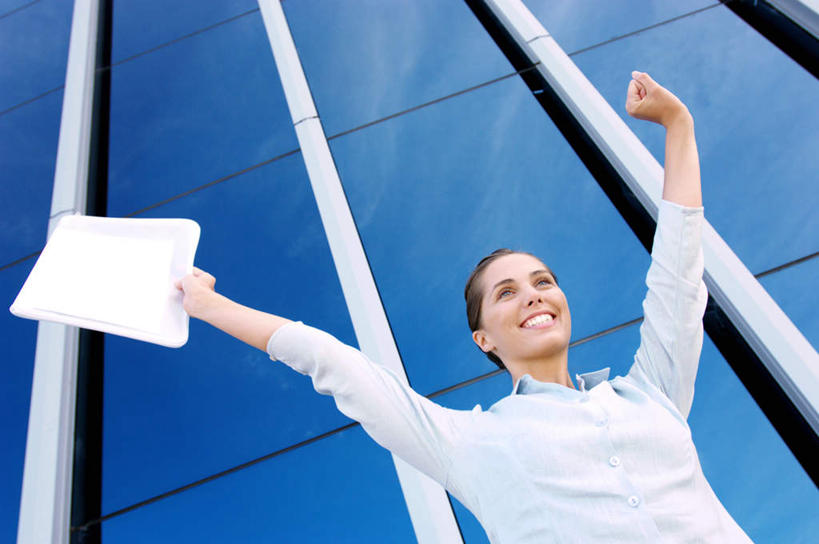 西方人,一个人,商务人士,商务女性,高楼大厦,站,举,笑,微笑,露齿笑,横图,室外,白天,仰视,快乐,兴奋,骄傲,成功,胜利,办公楼,大厦,建筑,摩天大楼,写字楼,欧洲,欧洲人,仅一个年轻女性,仅一个女性,仅一个人,套装,朦胧,模糊,材料,档案,文件,纸,注视,手稿,资料,楼宇,观察,看,托,站着,商务楼,自信,观看,证明,察看,关注,文档,商务装,工薪阶层,年轻女性,女人,女性,白种人,白领,上班族,举起,举手,举着,向上举,向上伸,向上托,站立,半身,彩图,低角度拍摄,欢乐,开心,大楼,高层建筑,高楼,摩天楼