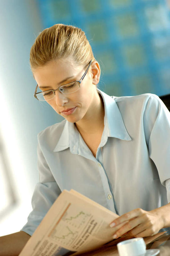 西方人,一个人,商务人士,商务女性,坐,竖图,室内,白天,正面,窗户,落地窗,桌子,报纸,杯子,玻璃,欧洲,欧洲人,仅一个年轻女性,仅一个女性,仅一个人,握,套装,朦胧,模糊,信息,瓷器,办公桌,墙,咖啡杯,陶瓷制品,拿,拿着,注视,玻璃窗,墙壁,墙面,玻璃制品,白色,低头,观察,看,握着,观看,新闻,察看,关注,瓷杯,商务装,工薪阶层,年轻女性,女人,女性,白种人,白领,上班族,坐着,半身,彩图,报刊