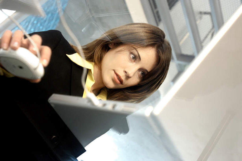 西方人,一个人,商务人士,商务女性,坐,横图,室内,白天,仰视,电脑,笔记本电脑,天花板,桌子,玻璃,欧洲,欧洲人,仅一个年轻女性,仅一个女性,仅一个人,敲打,套装,朦胧,模糊,网络,办公桌,注视,输入,通讯设备,玻璃制品,打字,观察,看,观看,点击,一台,敲击,察看,无线,关注,通信设备,商务装,无线网络,无线上网,便携式电脑,工薪阶层,按键,手提电脑,年轻女性,女人,女性,白种人,白领,上班族,坐着,半身,彩图,低角度拍摄