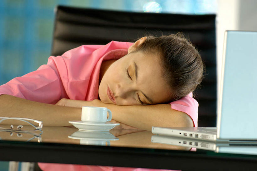 西方人,一个人,商务人士,商务女性,坐,闭眼,睡,横图,室内,白天,正面,电脑,笔记本电脑,桌子,杯子,椅子,欧洲,欧洲人,仅一个年轻女性,仅一个女性,仅一个人,套装,朦胧,模糊,网络,瓷器,眼镜,办公桌,咖啡杯,陶瓷制品,通讯设备,会议椅,趴着,疲倦,办公椅,疲劳,无线,疲惫,瓷杯,通信设备,商务装,无线网络,困乏,近视眼镜,无线上网,便携式电脑,工薪阶层,疲乏,商务椅,培训椅,委顿,疲困,疲顿,疲钝,倦怠,怠倦,手提电脑,年轻女性,女人,女性,白种人,白领,上班族,闭眼睛,闭着眼,闭着眼睛,困,困觉,趴,寝息,睡觉,坐着,半身,彩图