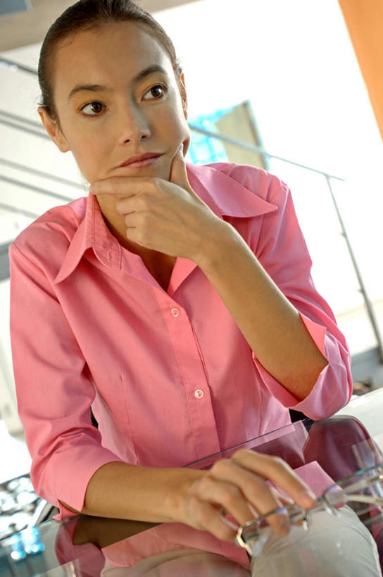 西方人,一个人,商务人士,商务女性,栏杆,坐,竖图,室内,白天,正面,楼梯,欧洲,欧洲人,仅一个年轻女性,仅一个女性,仅一个人,撑,握,套装,朦胧,模糊,扶手,眼镜,阶梯,墙,拿,拿着,托腮,注视,护栏,墙壁,墙面,台阶,白色,观察,看,托,握着,观看,察看,关注,托下巴,商务装,近视眼镜,工薪阶层,年轻女性,女人,女性,白种人,白领,上班族,坐着,半身,彩图