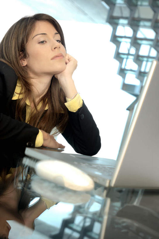 西方人,一个人,商务人士,商务女性,坐,竖图,室内,白天,正面,电脑,笔记本电脑,天花板,桌子,玻璃,欧洲,欧洲人,仅一个年轻女性,仅一个女性,仅一个人,撑,敲打,套装,朦胧,模糊,网络,办公桌,托腮,注视,输入,通讯设备,玻璃制品,打字,观察,看,托,观看,点击,一台,敲击,察看,无线,关注,托下巴,通信设备,商务装,无线网络,无线上网,便携式电脑,工薪阶层,按键,手提电脑,年轻女性,女人,女性,白种人,白领,上班族,坐着,半身,彩图