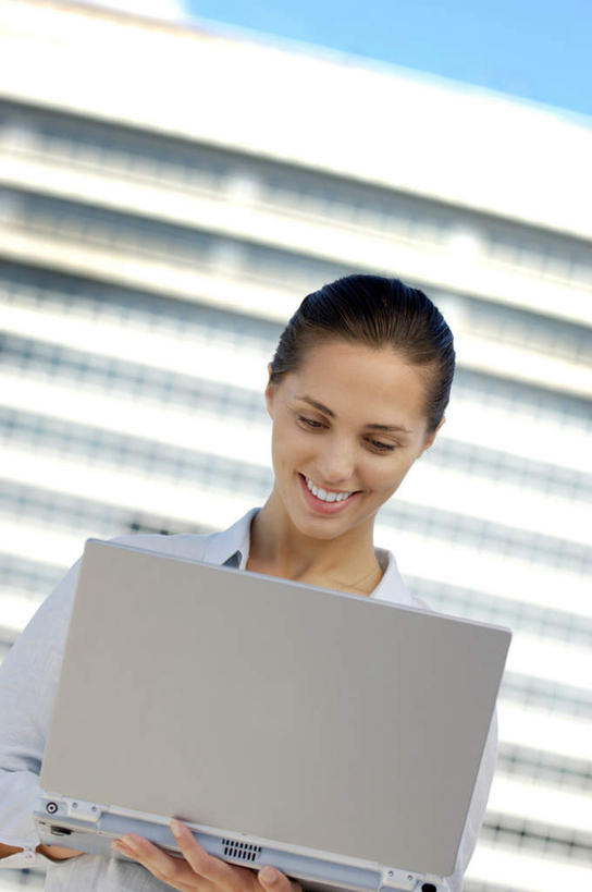 西方人,一个人,商务人士,商务女性,高楼大厦,站,捧,笑,微笑,露齿笑,竖图,室外,白天,正面,电脑,笔记本电脑,大厦,建筑,摩天大楼,欧洲,欧洲人,仅一个年轻女性,仅一个女性,仅一个人,套装,朦胧,模糊,网络,注视,通讯设备,蓝色,蓝天,天空,天,观察,看,站着,晴朗,观看,一台,察看,无线,关注,通信设备,商务装,无线网络,无线上网,便携式电脑,工薪阶层,万里无云,手提电脑,年轻女性,女人,女性,白种人,白领,上班族,晴空,晴空万里,端,端着,捧着,手捧,站立,半身,彩图,大楼,高层建筑,高楼,摩天楼