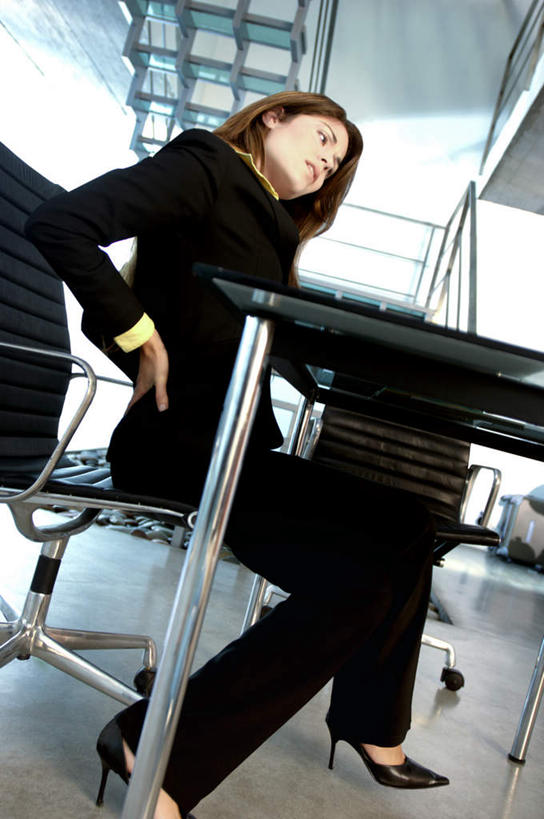 西方人,一个人,商务人士,商务女性,坐,竖图,室内,白天,仰视,按摩,电脑,笔记本电脑,桌子,椅子,欧洲,欧洲人,仅一个年轻女性,仅一个女性,仅一个人,套装,网络,办公桌,扭头,注视,通讯设备,手叉腰,会议椅,叉腰,观察,看,转头,享受,健康,保健,观看,办公椅,察看,无线,关注,通信设备,商务装,无线网络,无线上网,便携式电脑,工薪阶层,指压,商务椅,培训椅,手提电脑,年轻女性,女人,女性,白种人,白领,上班族,坐着,彩图,低角度拍摄,全身,推拿