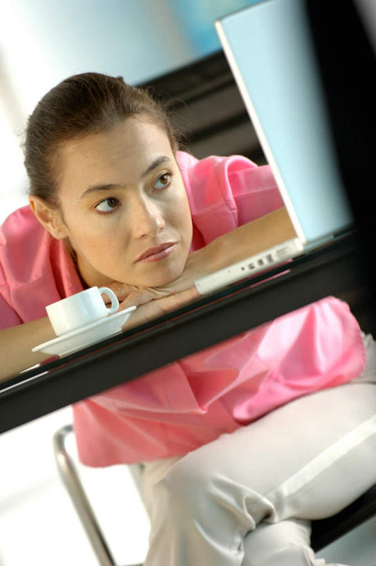 西方人,一个人,商务人士,商务女性,坐,竖图,室内,白天,正面,电脑,笔记本电脑,桌子,杯子,椅子,欧洲,欧洲人,仅一个年轻女性,仅一个女性,仅一个人,套装,朦胧,模糊,网络,瓷器,办公桌,墙,咖啡杯,陶瓷制品,注视,通讯设备,墙壁,墙面,白色,会议椅,观察,看,趴着,观看,办公椅,察看,无线,关注,瓷杯,通信设备,商务装,无线网络,无线上网,便携式电脑,工薪阶层,商务椅,培训椅,手提电脑,年轻女性,女人,女性,白种人,白领,上班族,趴,坐着,半身,彩图