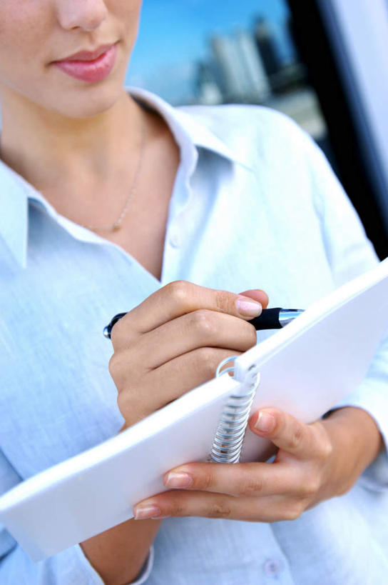 西方人,手,一个人,商务人士,商务女性,站,捧,竖图,室内,特写,白天,正面,窗户,欧洲,欧洲人,双手,仅一个年轻女性,仅一个女性,仅一个人,握,套装,朦胧,模糊,笔,办公用品,记事本,拿,拿着,玻璃窗,文具,蓝色,蓝天,天空,本子,笔记本,学习用品,天,站着,手部,握着,晴朗,文具用品,书写,商务装,工薪阶层,万里无云,年轻女性,女人,女性,白种人,白领,上班族,晴空,晴空万里,端,端着,捧着,手捧,站立,半身,彩图