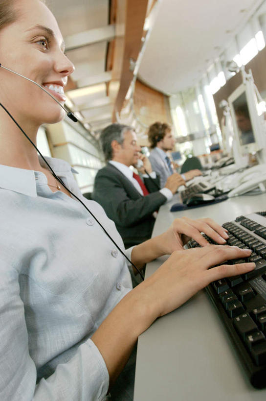 西方人,三个人,伙伴,朋友,商务人士,商务男性,商务女性,坐,笑,微笑,露齿笑,竖图,室内,白天,侧面,衬衫,通讯,友谊,合作,团队,客服,电脑,显示器,鼠标,键盘,窗户,桌子,欧洲,欧洲人,敲打,套装,朦胧,模糊,网络,信息,办公桌,墙,话务员,注视,输入,输入设备,通讯设备,玻璃窗,墙壁,墙面,白色,耳机,耳麦,话筒,打字,观察,看,台式电脑,战略,服务,通信,观看,点击,协调,敲击,察看,麦克风,头戴式耳麦,关注,销售,通信设备,商务装,工薪阶层,输出设备,客服人员,电话销售,联合,合谋,接待员,配合,协作,按键,男人,男性,年轻男性,年轻女性,女人,女性,白种人,白领,接线员,上班族,坐着,半身,彩图,衬衣,头戴式耳机