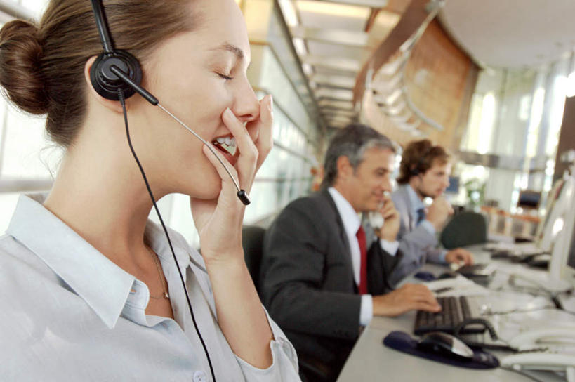 西方人,三个人,伙伴,朋友,商务人士,商务男性,商务女性,坐,闭眼,笑,微笑,露齿笑,横图,室内,白天,侧面,衬衫,通讯,友谊,合作,团队,客服,电脑,显示器,鼠标,键盘,窗户,桌子,欧洲,欧洲人,敲打,套装,朦胧,模糊,网络,信息,办公桌,墙,话务员,注视,输入,输入设备,通讯设备,玻璃窗,墙壁,墙面,白色,耳机,耳麦,话筒,打哈欠,打字,观察,看,台式电脑,战略,服务,通信,观看,点击,协调,敲击,察看,麦克风,头戴式耳麦,关注,销售,通信设备,商务装,工薪阶层,输出设备,客服人员,电话销售,联合,合谋,接待员,配合,协作,按键,男人,男性,年轻男性,年轻女性,女人,女性,白种人,白领,接线员,上班族,闭眼睛,闭着眼,闭着眼睛,坐着,半身,彩图,衬衣,头戴式耳机