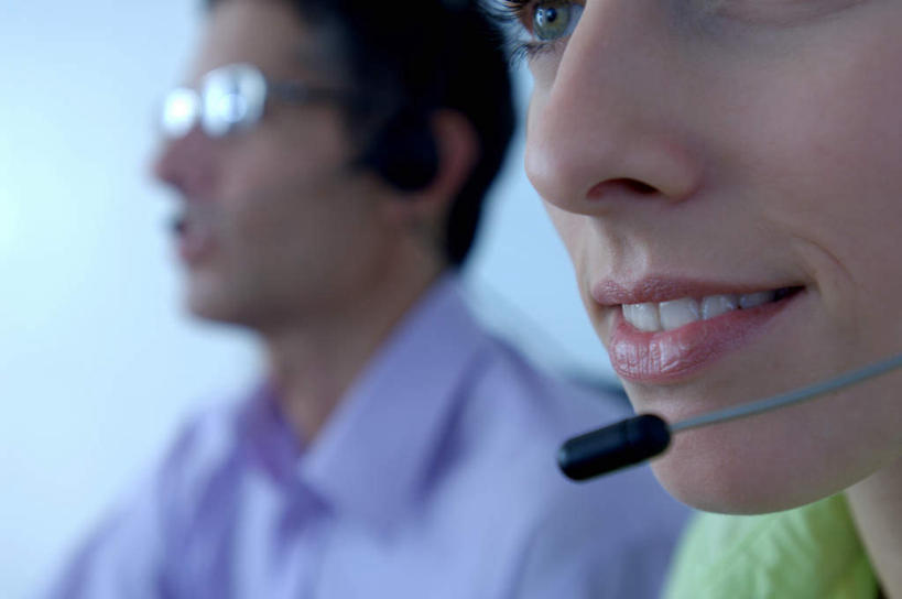 西方人,脸,头,脸颊,两个人,伙伴,朋友,商务人士,商务男性,商务女性,坐,笑,微笑,露齿笑,横图,室内,特写,白天,正面,衬衫,通讯,友谊,合作,团队,客服,欧洲,欧洲人,套装,朦胧,模糊,信息,眼镜,墙,话务员,扭头,注视,肩膀,墙壁,墙面,蓝色,耳机,耳麦,话筒,观察,看,转头,战略,服务,通信,观看,协调,察看,麦克风,头戴式耳麦,关注,销售,商务装,近视眼镜,工薪阶层,客服人员,电话销售,联合,合谋,接待员,配合,协作,男人,男性,年轻男性,年轻女性,女人,女性,白种人,头部,脸部,脸蛋,面部,白领,接线员,上班族,坐着,半身,彩图,衬衣,头戴式耳机