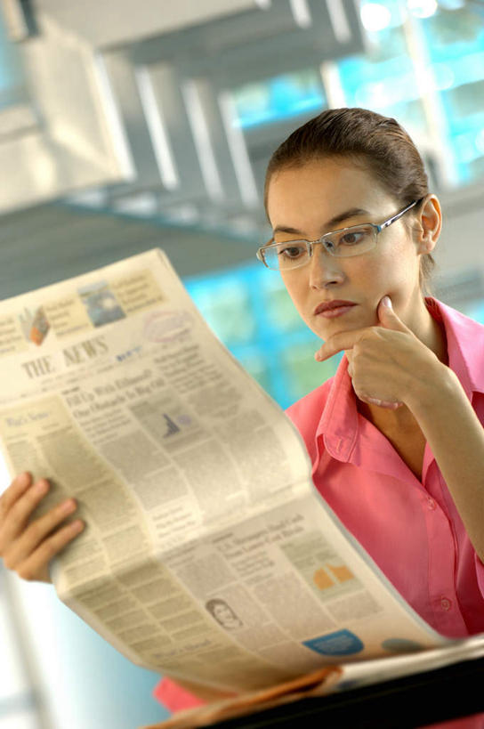 西方人,一个人,商务人士,商务女性,栏杆,坐,竖图,室内,白天,正面,阅读,楼梯,报纸,杯子,欧洲,欧洲人,仅一个年轻女性,仅一个女性,仅一个人,撑,握,学习,套装,朦胧,模糊,瓷器,扶手,眼镜,阶梯,咖啡杯,陶瓷制品,拿,拿着,托腮,注视,护栏,台阶,观察,看,托,浏览,握着,观看,察看,关注,托下巴,瓷杯,商务装,近视眼镜,工薪阶层,年轻女性,女人,女性,白种人,白领,上班族,坐着,半身,彩图