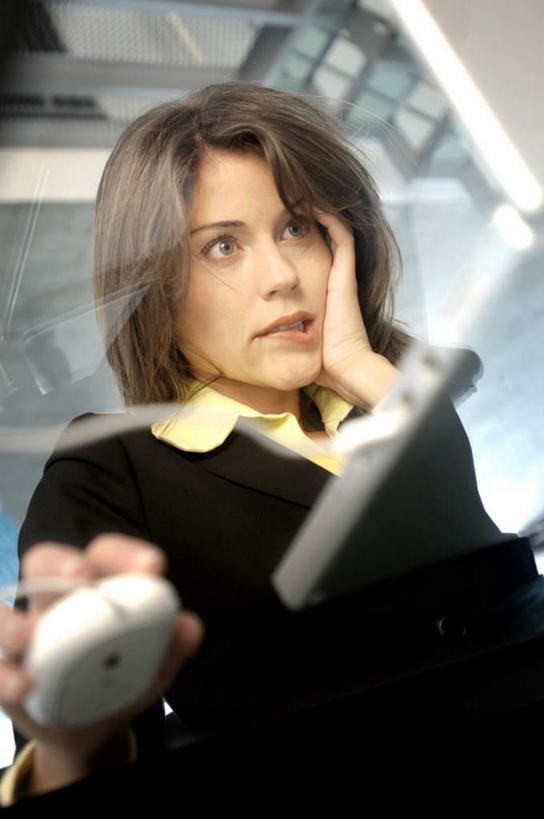 西方人,一个人,商务人士,商务女性,栏杆,坐,竖图,室内,白天,仰视,电脑,笔记本电脑,鼠标,楼梯,桌子,玻璃,欧洲,欧洲人,仅一个年轻女性,仅一个女性,仅一个人,撑,握,套装,朦胧,模糊,网络,扶手,办公桌,阶梯,拿,拿着,托腮,注视,输入设备,通讯设备,护栏,台阶,玻璃制品,观察,看,托,握着,观看,察看,无线,关注,托下巴,通信设备,商务装,无线网络,无线上网,便携式电脑,工薪阶层,手提电脑,年轻女性,女人,女性,白种人,白领,上班族,坐着,半身,彩图,低角度拍摄