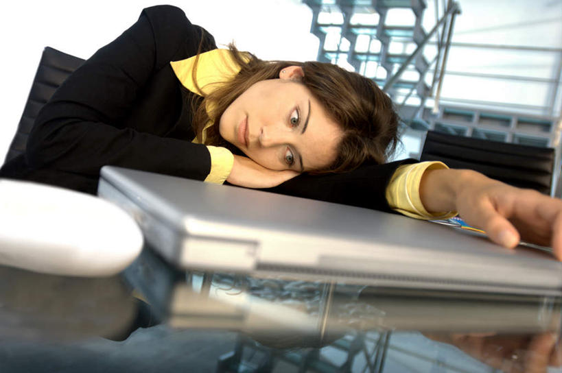 西方人,一个人,商务人士,商务女性,栏杆,坐,横图,室内,白天,正面,电脑,笔记本电脑,鼠标,楼梯,桌子,欧洲,欧洲人,仅一个年轻女性,仅一个女性,仅一个人,套装,朦胧,模糊,网络,扶手,办公桌,阶梯,墙,注视,输入设备,通讯设备,护栏,墙壁,墙面,台阶,白色,观察,看,趴着,观看,察看,无线,关注,通信设备,商务装,无线网络,无线上网,便携式电脑,工薪阶层,手提电脑,年轻女性,女人,女性,白种人,白领,上班族,趴,坐着,半身,彩图