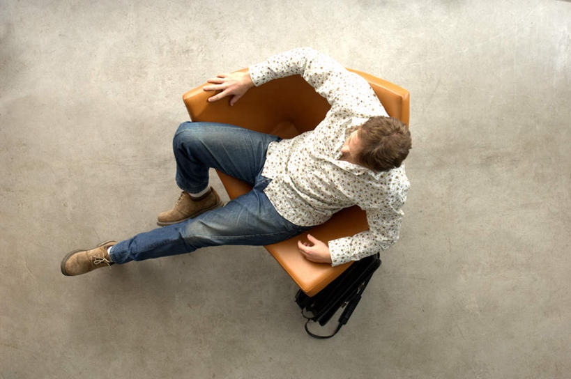 西方人,一个人,商务人士,商务男性,坐,横图,俯视,室内,白天,衬衫,地板,椅子,欧洲,欧洲人,仅一个男性,仅一个人,套装,裤子,朦胧,模糊,包,公文包,地面,注视,牛仔裤,木地板,仅一个年轻男性,会议椅,观察,看,靠,靠着,公事包,观看,办公椅,察看,关注,商务装,工薪阶层,商务椅,培训椅,男人,男性,年轻男性,白种人,白领,上班族,坐着,彩图,高角度拍摄,全身,衬衣