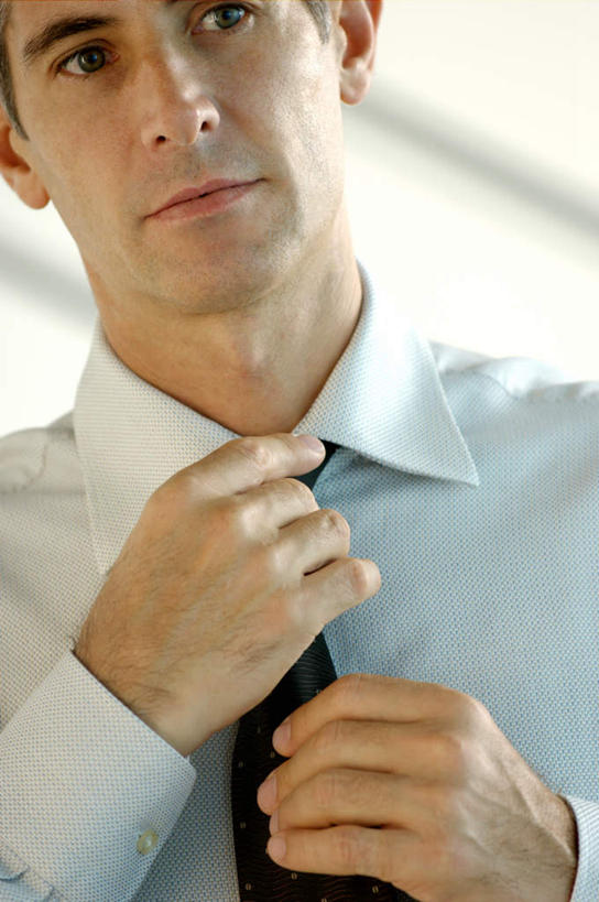 西方人,脸,头,脸颊,手,一个人,商务人士,商务男性,站,笑,微笑,竖图,室内,特写,白天,正面,衬衫,欧洲,欧洲人,双手,仅一个男性,仅一个人,仅一个中年男性,握,套装,朦胧,模糊,墙,拿,拿着,注视,肩膀,墙壁,墙面,白色,观察,看,站着,手部,握着,观看,察看,关注,商务装,工薪阶层,男人,男性,中年男性,白种人,头部,脸部,脸蛋,面部,白领,上班族,站立,半身,彩图,衬衣