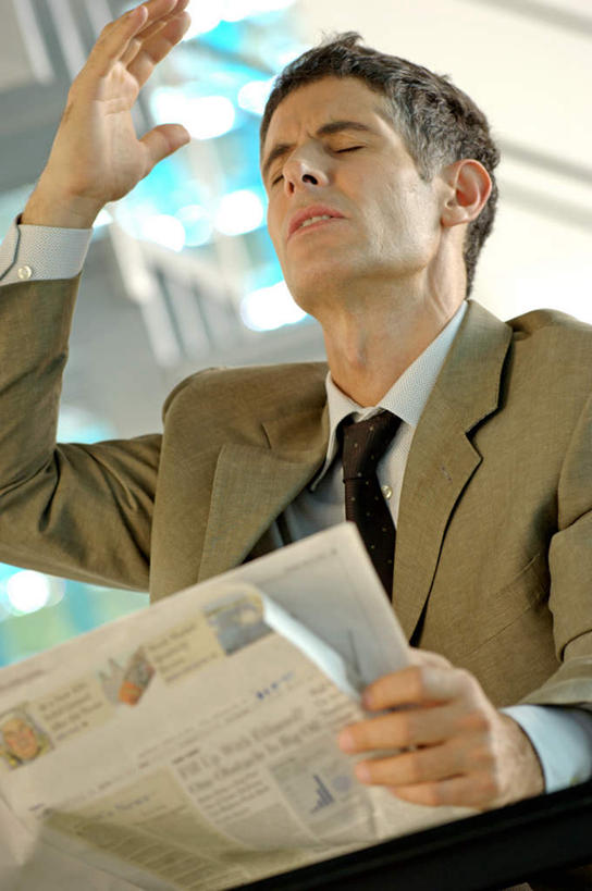 西方人,一个人,商务人士,商务男性,栏杆,坐,举,闭眼,竖图,室内,白天,正面,衬衫,阅读,失败,楼梯,报纸,欧洲,欧洲人,仅一个男性,仅一个人,仅一个中年男性,握,学习,套装,沮丧,朦胧,模糊,扶手,阶梯,墙,拿,拿着,护栏,墙壁,墙面,台阶,白色,看,托,难受,无奈,浏览,握着,失望,悲伤,伤心,难过,失落,商务装,工薪阶层,颓废,挫败,受挫,落败,落空,错过,失足,失意,失策,失算,颓丧,衰颓,悲哀,懊丧,颓靡,气馁,丧气,败北,挫折,失利,男人,男性,中年男性,白种人,白领,上班族,闭眼睛,闭着眼,闭着眼睛,举起,举手,举着,向上举,向上伸,向上托,坐着,半身,彩图,衬衣