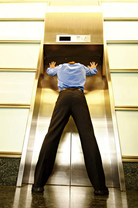 西方人,一个人,商务人士,商务男性,站,举,竖图,室内,白天,仰视,衬衫,失败,电梯,欧洲,欧洲人,仅一个男性,仅一个人,仅一个中年男性,套装,沮丧,朦胧,模糊,墙,运输工具,注视,墙壁,墙面,观察,看,托,站着,难受,无奈,升降梯,观看,失望,悲伤,察看,伤心,难过,关注,失落,商务装,工薪阶层,颓废,挫败,受挫,落败,落空,错过,失足,失意,失策,失算,颓丧,衰颓,悲哀,懊丧,颓靡,气馁,丧气,败北,挫折,失利,男人,男性,中年男性,白种人,白领,上班族,举起,举手,举着,向上举,向上伸,向上托,站立,彩图,低角度拍摄,全身,衬衣,升降设备