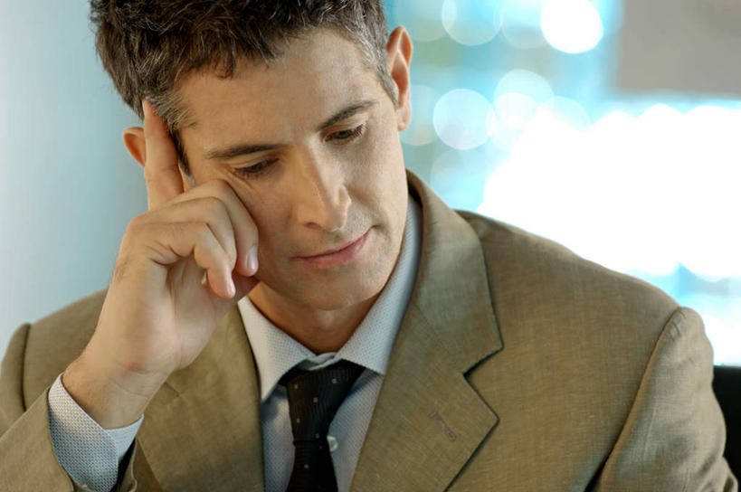 西方人,脸,头,脸颊,手,一个人,商务人士,商务男性,坐,闭眼,横图,室内,特写,白天,正面,衬衫,窗户,欧洲,欧洲人,仅一个男性,仅一个人,仅一个中年男性,撑,套装,朦胧,模糊,墙,托腮,肩膀,玻璃窗,墙壁,墙面,白色,托,疲倦,手部,单手,疲劳,疲惫,托下巴,商务装,困乏,工薪阶层,疲乏,委顿,疲困,疲顿,疲钝,倦怠,怠倦,男人,男性,中年男性,白种人,头部,脸部,脸蛋,面部,白领,上班族,闭眼睛,闭着眼,闭着眼睛,坐着,半身,彩图,衬衣