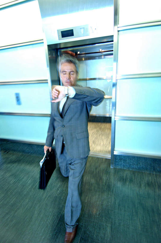 西方人,一个人,商务人士,商务男性,走,举,竖图,室内,白天,正面,衬衫,电梯,欧洲,欧洲人,仅一个男性,仅一个人,仅一个中年男性,握,套装,朦胧,模糊,时间,包,公文包,时钟,手表,墙,运输工具,拿,计时,拿着,注视,墙壁,墙面,白色,钟表,观察,看,托,表,握着,升降梯,公事包,观看,腕表,察看,关注,商务装,工薪阶层,男人,男性,中年男性,白种人,白领,上班族,钟,步行,举起,举手,举着,散步,向上举,向上伸,向上托,走路,彩图,全身,衬衣,升降设备