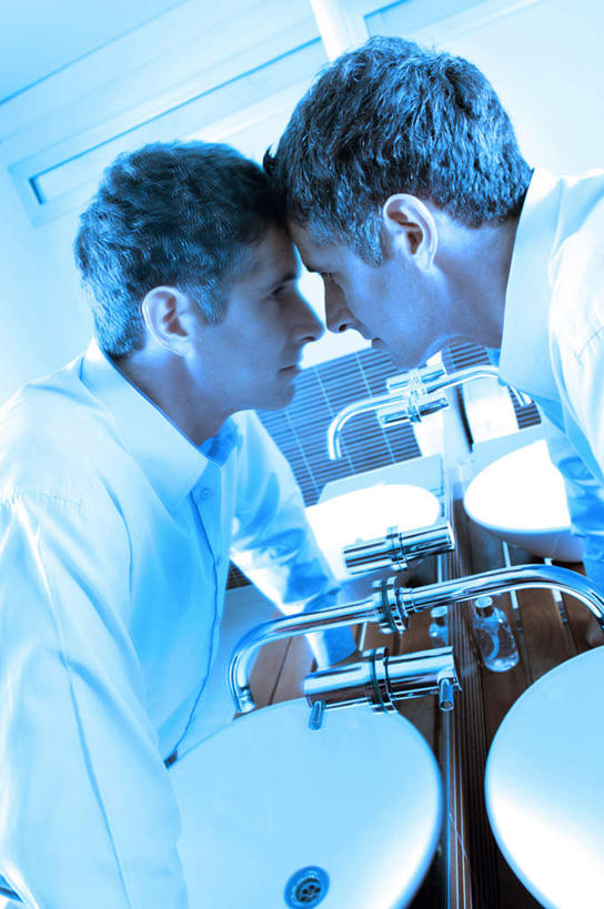 西方人,一个人,商务人士,商务男性,站,竖图,室内,白天,侧面,衬衫,镜子,卫生间,洗手间,欧洲,欧洲人,仅一个男性,仅一个人,仅一个中年男性,套装,朦胧,模糊,水槽,水龙头,注视,水斗,开关,打开,观察,看,靠,靠着,站着,观看,阀门,镜像,察看,开启,镜面,关注,商务装,工薪阶层,水咀,男人,男性,中年男性,白种人,白领,上班族,厕所,站立,半身,彩图,衬衣