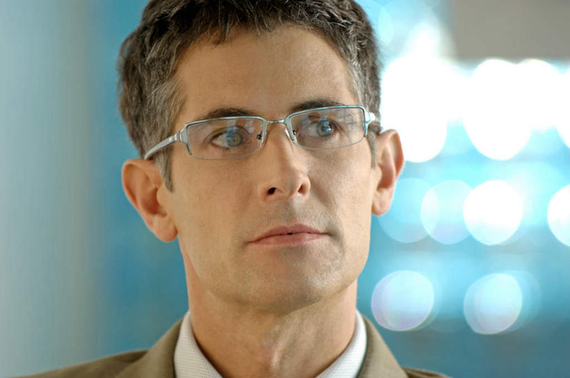 西方人,脸,头,脸颊,一个人,商务人士,商务男性,站,横图,室内,特写,白天,正面,衬衫,窗户,欧洲,欧洲人,仅一个男性,仅一个人,仅一个中年男性,套装,朦胧,模糊,眼镜,注视,肩膀,玻璃窗,观察,看,站着,观看,察看,关注,商务装,近视眼镜,工薪阶层,男人,男性,中年男性,白种人,头部,脸部,脸蛋,面部,白领,上班族,站立,半身,彩图,衬衣