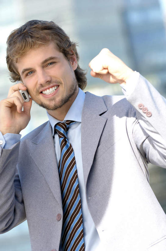 西方人,一个人,商务人士,商务男性,站,笑,打电话,微笑,露齿笑,竖图,室外,白天,正面,衬衫,电话,手机,欧洲,欧洲人,仅一个男性,仅一个人,握,套装,朦胧,模糊,墙,听,注视,鼓励,通讯设备,墙壁,墙面,仅一个年轻男性,白色,观察,加油,看,手势,握拳,站着,打气,握着,观看,察看,关注,鼓舞,商务装,工薪阶层,交流,男人,男性,年轻男性,白种人,白领,上班族,沟通,通话,站立,半身,彩图,衬衣