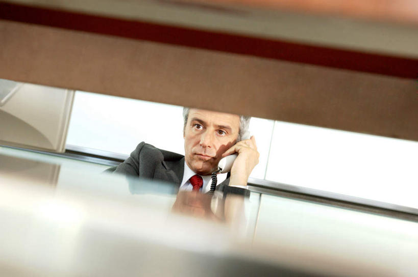 西方人,一个人,商务人士,商务男性,坐,打电话,横图,室内,白天,正面,衬衫,电话,手机,欧洲,欧洲人,仅一个男性,仅一个人,仅一个中年男性,握,套装,朦胧,模糊,时间,时钟,手表,墙,拿,听,计时,拿着,注视,通讯设备,墙壁,墙面,白色,钟表,观察,看,表,握着,观看,腕表,察看,关注,商务装,工薪阶层,交流,男人,男性,中年男性,白种人,白领,上班族,钟,沟通,通话,坐着,半身,彩图,衬衣