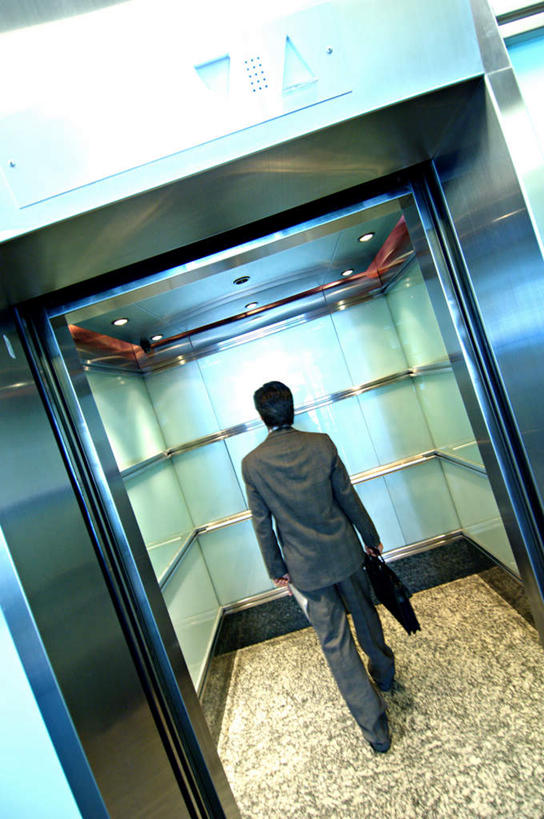 西方人,一个人,商务人士,商务男性,走,竖图,室内,白天,衬衫,电梯,欧洲,欧洲人,仅一个男性,仅一个人,仅一个中年男性,握,套装,朦胧,模糊,包,公文包,运输工具,拿,拿着,背面,握着,升降梯,公事包,商务装,工薪阶层,男人,男性,中年男性,白种人,白领,上班族,步行,散步,走路,彩图,全身,衬衣,升降设备