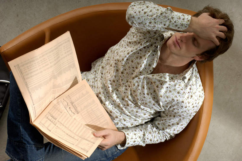 西方人,一个人,商务人士,商务男性,坐,闭眼,横图,俯视,室内,白天,衬衫,阅读,失败,报纸,椅子,欧洲,欧洲人,仅一个男性,仅一个人,仅一个中年男性,撑,握,学习,套装,裤子,沮丧,朦胧,模糊,拿,拿着,牛仔裤,会议椅,看,难受,无奈,浏览,握着,失望,悲伤,办公椅,撑着,伤心,难过,失落,商务装,工薪阶层,颓废,挫败,受挫,落败,落空,错过,失足,失意,失策,失算,颓丧,衰颓,悲哀,懊丧,颓靡,气馁,丧气,商务椅,培训椅,败北,挫折,失利,男人,男性,中年男性,白种人,白领,上班族,闭眼睛,闭着眼,闭着眼睛,抬头,仰头,坐着,半身,彩图,高角度拍摄,衬衣