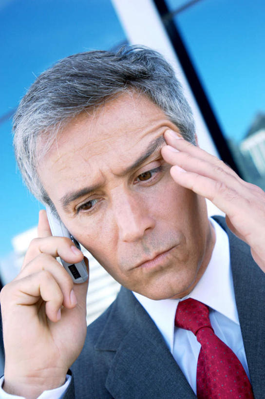 西方人,脸,头,脸颊,手,一个人,商务人士,商务男性,站,打电话,竖图,室外,特写,白天,正面,衬衫,镜子,电话,手机,欧洲,欧洲人,双手,仅一个男性,仅一个人,仅一个中年男性,撑,握,阴影,套装,朦胧,模糊,反射,影子,拿,听,拿着,托腮,注视,通讯设备,肩膀,观察,看,托,站着,手部,握着,观看,镜像,察看,镜面,关注,托下巴,商务装,工薪阶层,交流,男人,男性,中年男性,白种人,头部,脸部,脸蛋,面部,白领,上班族,沟通,通话,站立,半身,彩图,衬衣