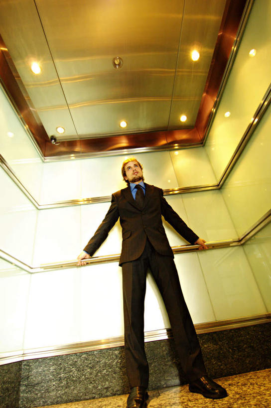 西方人,一个人,商务人士,商务男性,伸展双臂,竖图,室内,白天,仰视,衬衫,电梯,照明,欧洲,欧洲人,仅一个男性,仅一个人,撑,追赶,套装,朦胧,模糊,灯光,运输工具,注视,顶灯,灯,仅一个年轻男性,灯具,观察,看,升降梯,观看,张开双腿,照亮,察看,撑着,照明设备,关注,商务装,工薪阶层,展开双腿,男人,男性,年轻男性,白种人,白领,上班族,敞开双臂,伸开双臂,展开双肩,张开手臂,张开双臂,彩图,低角度拍摄,全身,衬衣,升降设备,伸展双腿