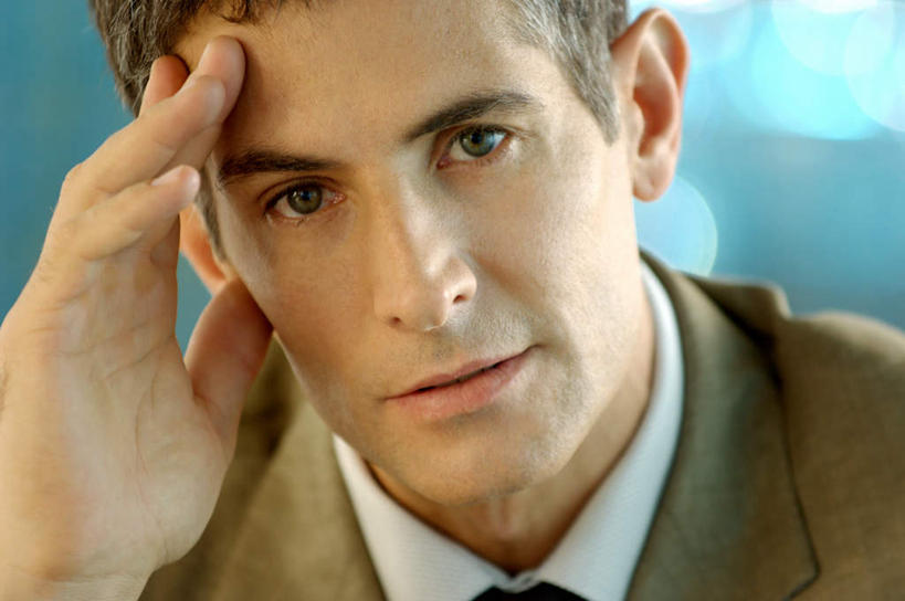 西方人,脸,头,脸颊,手,一个人,商务人士,商务男性,笑,微笑,横图,室内,特写,白天,正面,衬衫,欧洲,欧洲人,仅一个男性,仅一个人,仅一个中年男性,撑,套装,朦胧,模糊,墙,注视,肩膀,墙壁,墙面,蓝色,观察,看,手部,观看,单手,察看,撑着,关注,商务装,工薪阶层,男人,男性,中年男性,白种人,头部,脸部,脸蛋,面部,白领,上班族,半身,彩图,衬衣