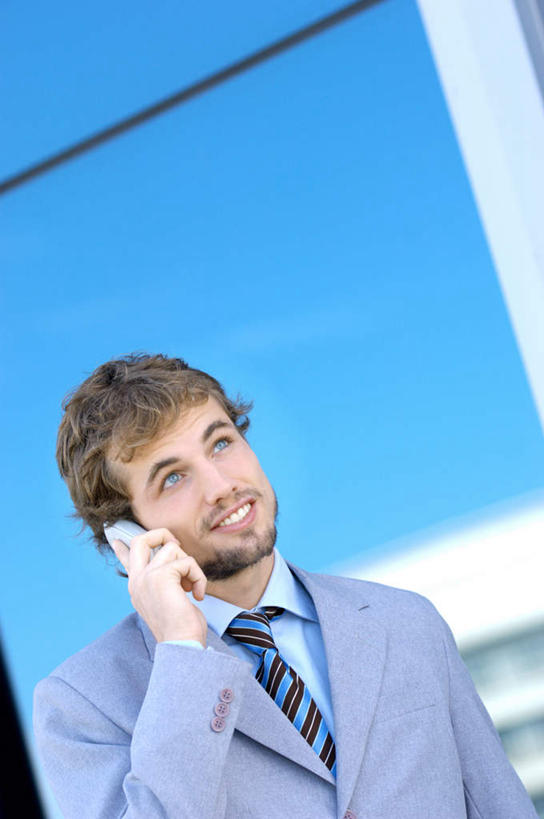 西方人,一个人,商务人士,商务男性,高楼大厦,站,笑,打电话,微笑,露齿笑,竖图,室内,白天,正面,衬衫,镜子,大厦,建筑,摩天大楼,电话,手机,欧洲,欧洲人,仅一个男性,仅一个人,握,套装,朦胧,模糊,拿,听,拿着,注视,通讯设备,仅一个年轻男性,观察,看,站着,握着,观看,镜像,察看,镜面,关注,商务装,工薪阶层,交流,男人,男性,年轻男性,白种人,白领,上班族,沟通,通话,站立,半身,彩图,衬衣,大楼,高层建筑,高楼,摩天楼