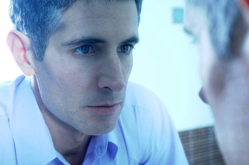 西方人,脸,头,脸颊,一个人,商务人士,商务男性,站,横图,室内,特写,白天,侧面,衬衫,镜子,卫生间,洗手间,欧洲,欧洲人,仅一个男性,仅一个人,仅一个中年男性,套装,朦胧,模糊,墙,注视,肩膀,墙壁,墙面,白色,观察,看,站着,观看,镜像,察看,镜面,关注,商务装,工薪阶层,男人,男性,中年男性,白种人,头部,脸部,脸蛋,面部,白领,上班族,厕所,站立,半身,彩图,衬衣