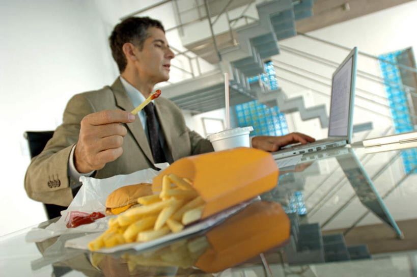 西方人,一个人,商务人士,商务男性,栏杆,坐,横图,室内,白天,正面,衬衫,烹饪,西餐,电脑,笔记本电脑,餐桌,楼梯,桌子,杯子,欧洲,欧洲人,仅一个男性,仅一个人,仅一个中年男性,敲打,握,套装,朦胧,模糊,网络,扶手,纸盒,塑料,阶梯,墙,调料,酱料,酱汁,茄汁,佐料,料理,食品,调味品,拿,调味料,拿着,注视,输入,通讯设备,番茄酱,薯条,酱,菜肴,美食,护栏,墙壁,墙面,台阶,盒子,食物,白色,包装盒,塑料制品,吸管,纸制品,快餐,打字,观察,看,西式,握着,佳肴,餐台,观看,纸杯,点击,敲击,察看,空心,无线,关注,一次性杯子,通信设备,商务装,无线网络,无线上网,便携式电脑,工薪阶层,西式快餐,垃圾食品,饮管,按键,手提电脑,男人,男性,中年男性,白种人,白领,上班族,坐着,半身,彩图,衬衣,圆柱状