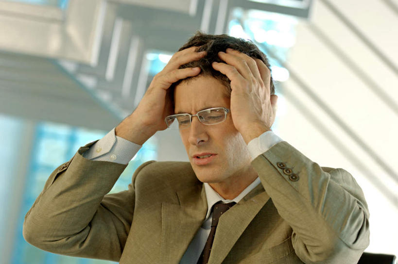 西方人,一个人,商务人士,商务男性,栏杆,坐,闭眼,横图,室内,白天,正面,衬衫,失败,窗户,楼梯,欧洲,欧洲人,仅一个男性,仅一个人,仅一个中年男性,抱头,套装,沮丧,扶手,眼镜,阶梯,墙,护栏,玻璃窗,墙壁,墙面,台阶,白色,难受,无奈,失望,悲伤,伤心,难过,失落,商务装,近视眼镜,工薪阶层,颓废,挫败,受挫,落败,落空,错过,失足,失意,失策,失算,颓丧,衰颓,悲哀,懊丧,颓靡,气馁,丧气,捧首,捧头,败北,挫折,失利,男人,男性,中年男性,白种人,白领,上班族,闭眼睛,闭着眼,闭着眼睛,坐着,半身,彩图,衬衣