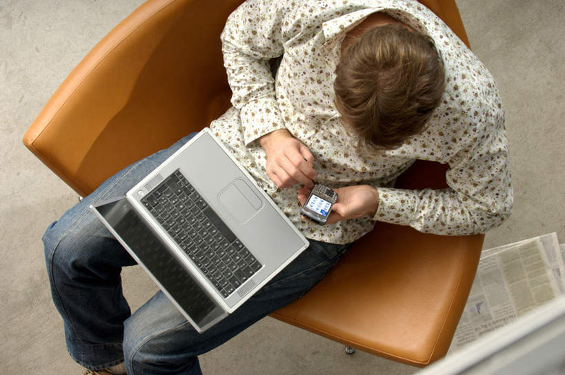 西方人,一个人,商务人士,商务男性,坐,打电话,横图,俯视,室内,白天,衬衫,阅读,电脑,笔记本电脑,报纸,电话,手机,椅子,欧洲,欧洲人,仅一个男性,仅一个人,仅一个中年男性,敲打,握,学习,套装,网络,拿,拿着,注视,输入,通讯设备,会议椅,打字,低头,观察,看,浏览,握着,观看,点击,敲击,办公椅,察看,无线,关注,通信设备,商务装,无线网络,无线上网,便携式电脑,工薪阶层,商务椅,培训椅,交流,按键,手提电脑,男人,男性,中年男性,白种人,白领,上班族,沟通,通话,坐着,半身,彩图,高角度拍摄,衬衣