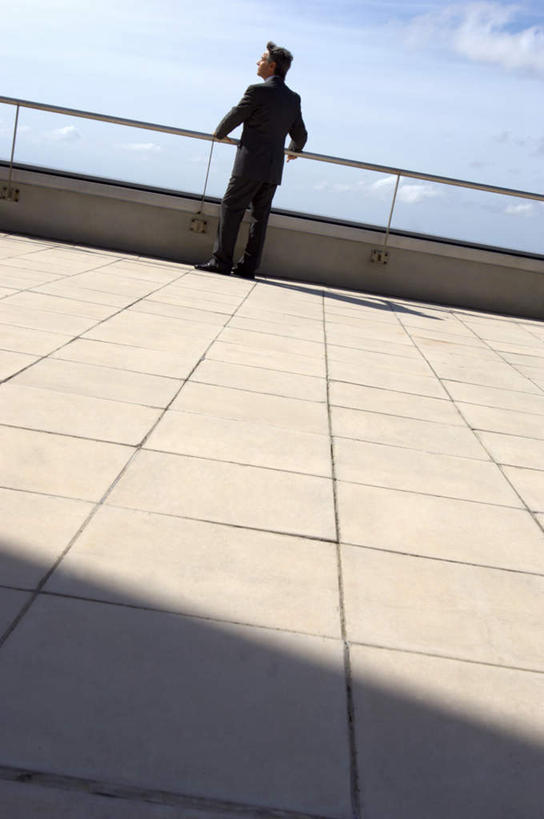 西方人,一个人,商务人士,商务男性,栏杆,露台,站,竖图,室外,白天,衬衫,阳台,欧洲,欧洲人,仅一个男性,仅一个人,仅一个中年男性,握,套装,扶手,云,云朵,云彩,扭头,注视,护栏,背面,蓝色,白云,蓝天,天空,天,观察,看,站着,转头,握着,晴朗,观看,察看,关注,商务装,工薪阶层,男人,男性,中年男性,白种人,白领,上班族,晴空,站立,彩图,全身,衬衣,露天阳台