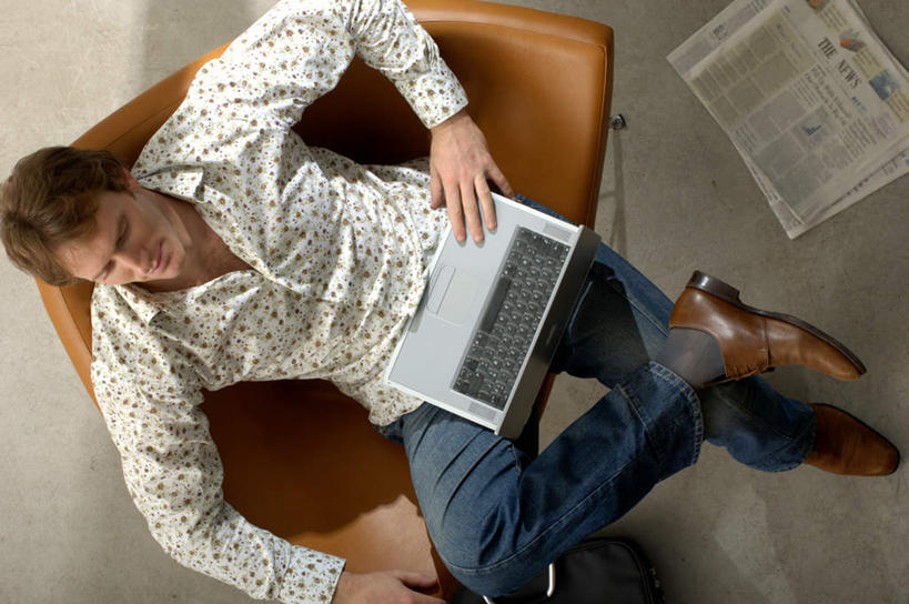 西方人,一个人,商务人士,商务男性,坐,笑,微笑,露齿笑,横图,俯视,室内,白天,衬衫,阅读,电脑,笔记本电脑,报纸,椅子,欧洲,欧洲人,仅一个男性,仅一个人,仅一个中年男性,学习,套装,网络,二郎腿,注视,通讯设备,会议椅,观察,看,靠,靠着,浏览,观看,办公椅,察看,无线,关注,通信设备,商务装,无线网络,无线上网,便携式电脑,工薪阶层,商务椅,培训椅,手提电脑,男人,男性,中年男性,白种人,白领,上班族,坐着,半身,彩图,高角度拍摄,衬衣