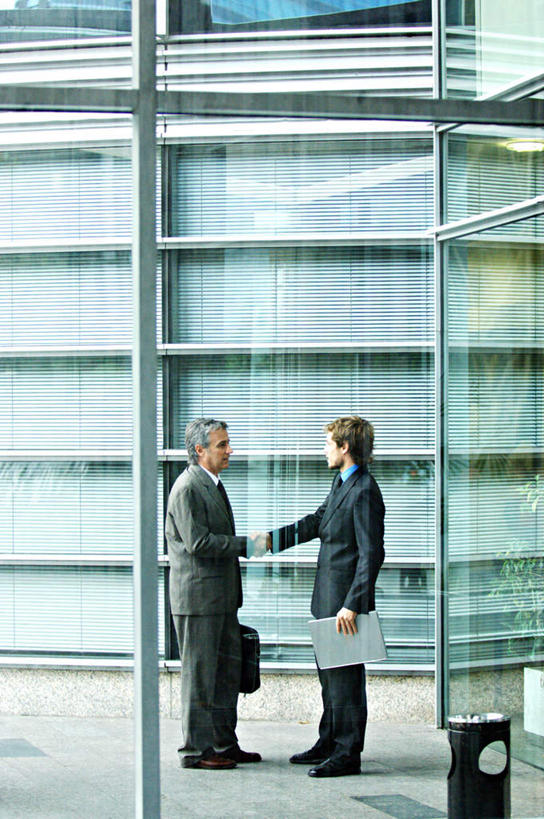 西方人,两个人,同事,商务人士,商务男性,站,握手,竖图,室内,白天,侧面,衬衫,成功,合作,团队,集体,信心,电脑,笔记本电脑,欧洲,欧洲人,套装,网络,包,公文包,墙,注视,通讯设备,队伍,墙壁,墙面,白色,观察,看,站着,公事包,观看,察看,无线,领导,成就,关注,通信设备,商务装,无线网络,合伙,领袖,无线上网,便携式电脑,工薪阶层,手提电脑,男人,男性,年轻男性,白种人,白领,上班族,搀手,拉手,手拉手,手握手,站立,彩图,全身,衬衣