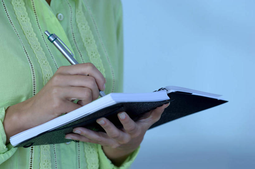 西方人,手,一个人,商务人士,商务女性,站,横图,室内,特写,白天,正面,欧洲,欧洲人,双手,仅一个年轻女性,仅一个女性,仅一个人,套装,朦胧,模糊,笔,墙,办公用品,记事本,墙壁,墙面,文具,蓝色,本子,笔记本,学习用品,站着,手部,文具用品,书写,商务装,工薪阶层,年轻女性,女人,女性,白种人,白领,上班族,站立,半身,彩图