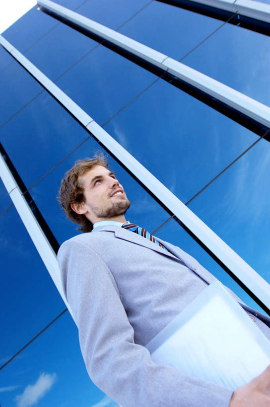 西方人,一个人,商务人士,商务男性,高楼大厦,走,竖图,室外,白天,仰视,衬衫,办公楼,电脑,笔记本电脑,大厦,建筑,摩天大楼,写字楼,欧洲,欧洲人,仅一个男性,仅一个人,握,套装,朦胧,模糊,网络,拿,拿着,注视,通讯设备,仅一个年轻男性,楼宇,观察,看,商务楼,握着,观看,察看,无线,关注,通信设备,商务装,无线网络,无线上网,便携式电脑,工薪阶层,手提电脑,男人,男性,年轻男性,白种人,白领,上班族,步行,散步,走路,半身,彩图,低角度拍摄,衬衣,大楼,高层建筑,高楼,摩天楼