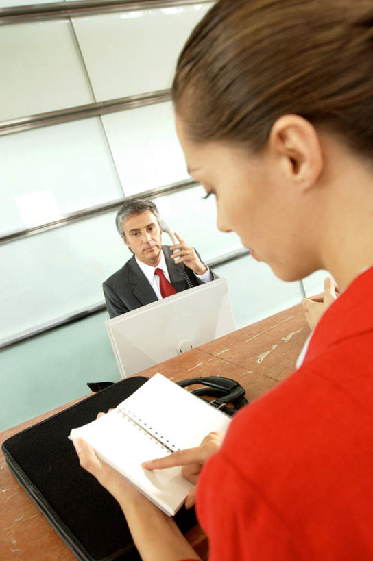 西方人,两个人,同事,商务人士,商务男性,商务女性,坐,打电话,竖图,室内,白天,正面,衬衫,成功,合作,团队,集体,信心,电脑,笔记本电脑,桌子,电话,欧洲,欧洲人,握,指,套装,朦胧,模糊,网络,办公桌,墙,记事本,拿,听,拿着,注视,方向,通讯设备,队伍,墙壁,墙面,白色,本子,笔记本,话筒,观察,看,手势,电话线,握着,观看,察看,无线,领导,固定电话,指向,食指,成就,关注,通信设备,商务装,无线网络,合伙,领袖,无线上网,便携式电脑,工薪阶层,交流,手提电脑,男人,男性,年轻男性,年轻女性,女人,女性,白种人,白领,上班族,电话机,沟通,通话,坐着,半身,彩图,衬衣