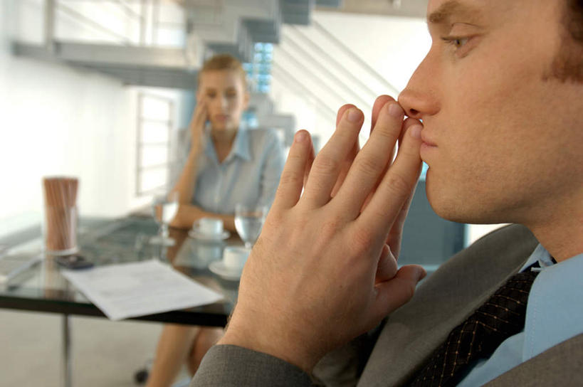 西方人,两个人,同事,商务人士,商务男性,商务女性,栏杆,坐,横图,室内,白天,正面,衬衫,成功,合作,团队,集体,信心,水,楼梯,桌子,杯子,欧洲,欧洲人,撑,套装,朦胧,模糊,材料,档案,扶手,高脚杯,文件,液体,办公桌,阶梯,墙,红酒杯,托腮,注视,饮用水,队伍,护栏,墙壁,墙面,台阶,玻璃制品,白色,酒杯,资料,矿泉水,观察,看,托,观看,察看,领导,葡萄酒杯,成就,关注,托下巴,文档,商务装,合伙,领袖,工薪阶层,蒸馏水,男人,男性,年轻男性,年轻女性,女人,女性,白种人,白领,上班族,玻璃杯,坐着,半身,彩图,衬衣