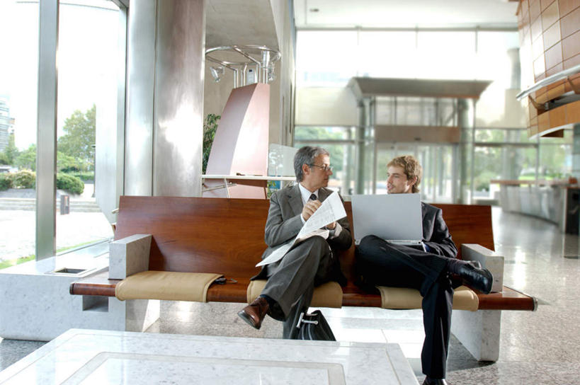 西方人,两个人,同事,商务人士,商务男性,坐,打电话,横图,室内,白天,正面,衬衫,成功,合作,团队,集体,信心,电脑,笔记本电脑,植物,窗户,落地窗,电话,手机,椅子,欧洲,欧洲人,敲打,握,套装,朦胧,模糊,网络,材料,档案,文件,木椅,墙,二郎腿,拿,拿着,扭头,注视,输入,通讯设备,队伍,玻璃窗,墙壁,墙面,树,树木,绿色,白色,自然,资料,打字,观察,看,转头,握着,生长,成长,观看,点击,敲击,察看,无线,领导,成就,关注,文档,通信设备,商务装,无线网络,合伙,领袖,无线上网,便携式电脑,工薪阶层,交流,按键,手提电脑,男人,男性,年轻男性,中年男性,白种人,白领,上班族,沟通,通话,坐着,半身,彩图,衬衣